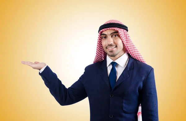 Arabischer Geschäftsmann gegen das Gefälle — Stockfoto