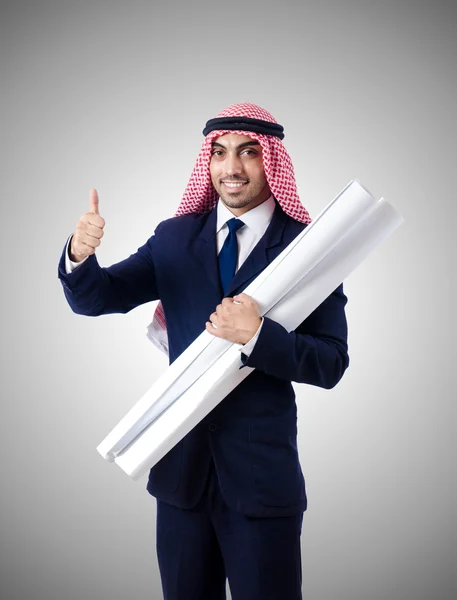 Arabische ingenieur met tekeningen tegen verloop — Stockfoto