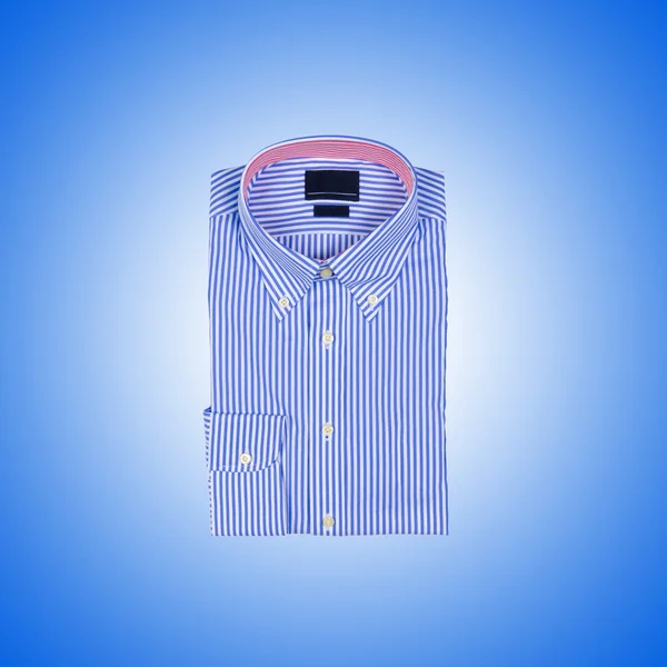 Bonita camisa masculina contra el gradiente — Foto de Stock