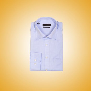 Hoş erkek gömleği, eğime karşı. 