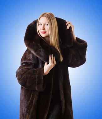 Kürk manto giyen uzun boylu bir model.