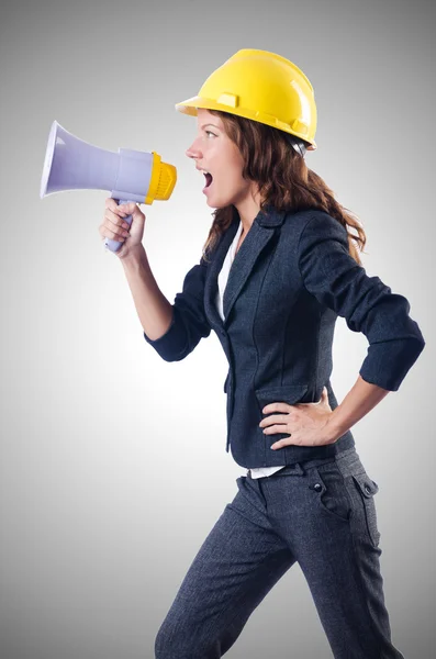 Trabalhadora da construção feminina com altifalante — Fotografia de Stock