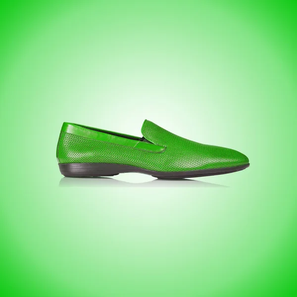 Mode concept met mannelijke schoenen tegen verloop — Stockfoto