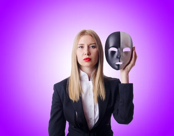 Kadın maske ikiyüzlülük kavramı ile — Stok fotoğraf