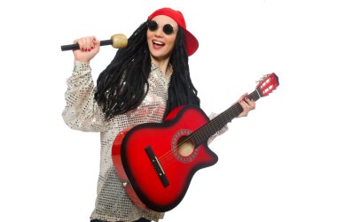 Kadın gitarist beyaz üzerine izole
