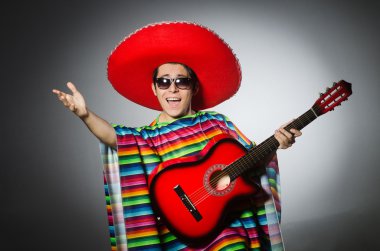 Adam kırmızı sombrero gitar çalmak