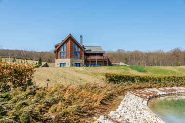 Parlak gün su yakınında modern ev