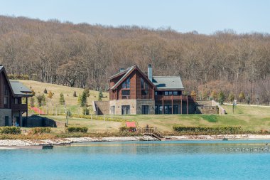 Parlak gün su yakınında modern ev