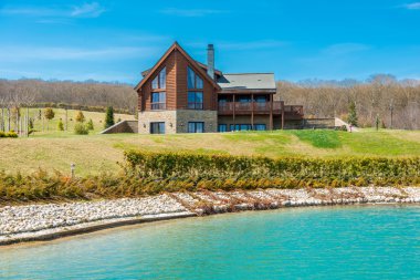 Parlak gün su yakınında modern ev