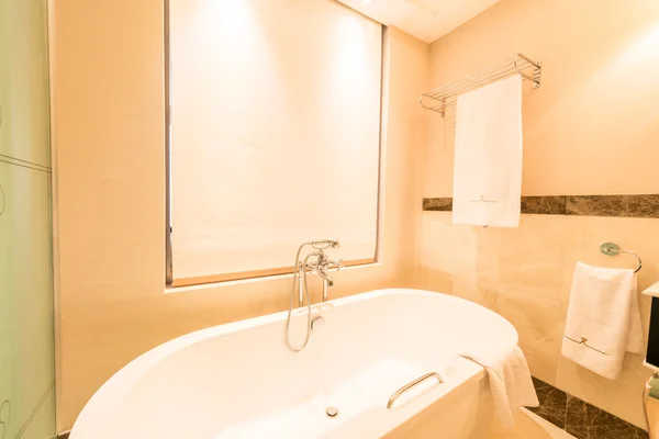 Moderno baño interior con bañera — Foto de Stock