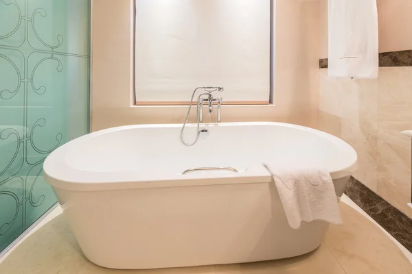 Moderno baño interior con bañera — Foto de Stock