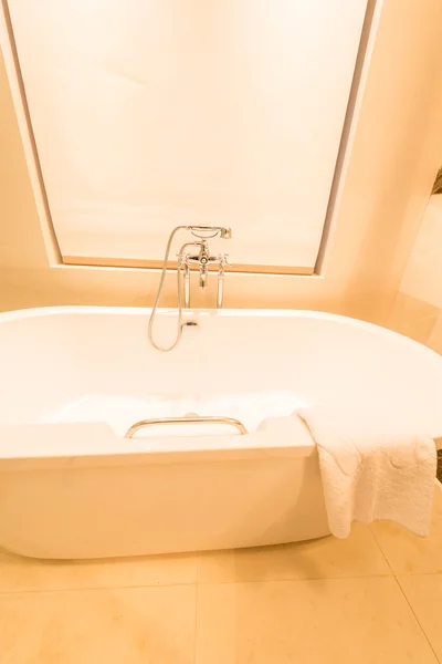 Современный санузел с ванной — стоковое фото