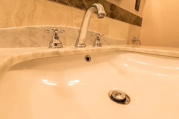Nowoczesny elegancki umywalka w łazience — Zdjęcie stockowe