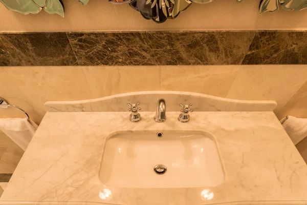 Сучасна елегантна раковина у ванній — стокове фото
