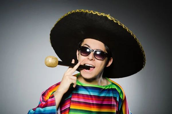 Zabawny śpiew meksykański w karaoke — Zdjęcie stockowe