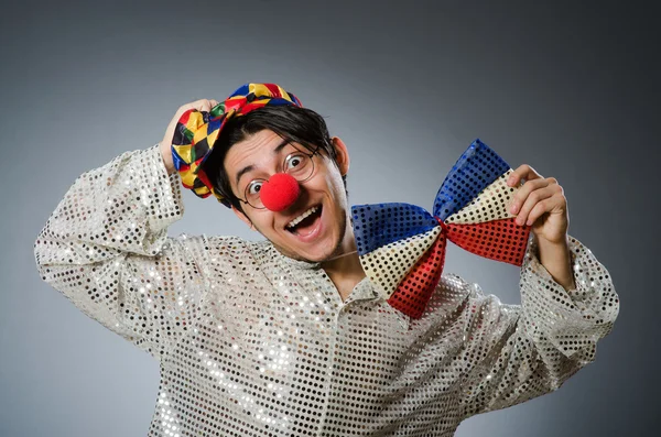 Zabawny clown na szarym tle — Zdjęcie stockowe