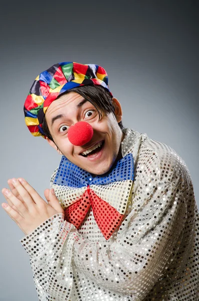 Lustiger Clown vor dunklem Hintergrund — Stockfoto