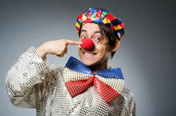 Grappige clown tegen donkere achtergrond — Stockfoto