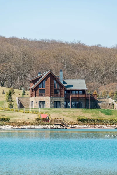 Modern huis in de buurt van water op heldere dag — Stockfoto