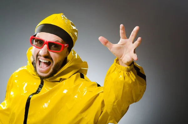 Grappige mens dragen gele pak — Stockfoto