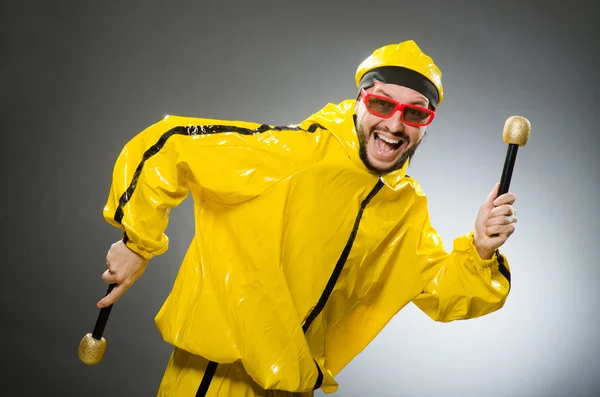 Hombre vestido de traje amarillo —  Fotos de Stock