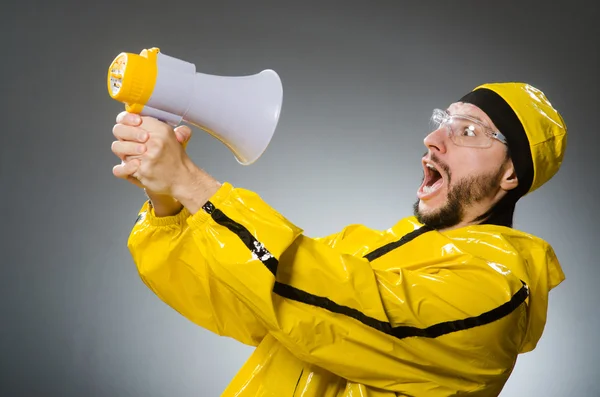 Hombre vestido de traje amarillo — Foto de Stock