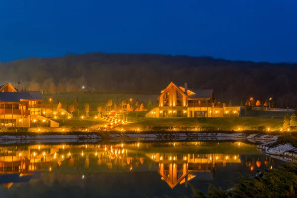 Bella casa moderna vicino al lago — Foto Stock