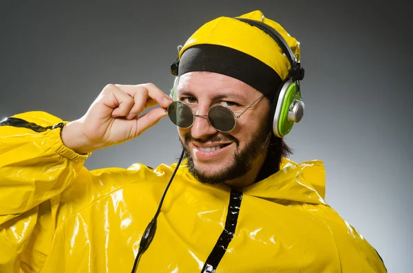 Homem usando terno amarelo — Fotografia de Stock
