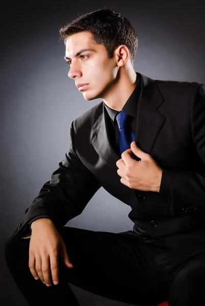 Jeune homme élégant contre gris — Photo