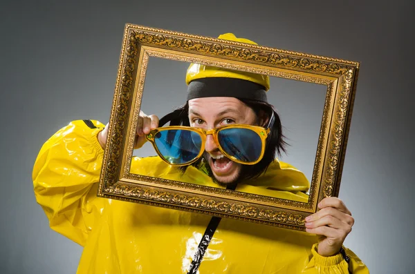 Homem usando terno amarelo — Fotografia de Stock