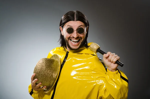 Man dragen gele pak — Stockfoto