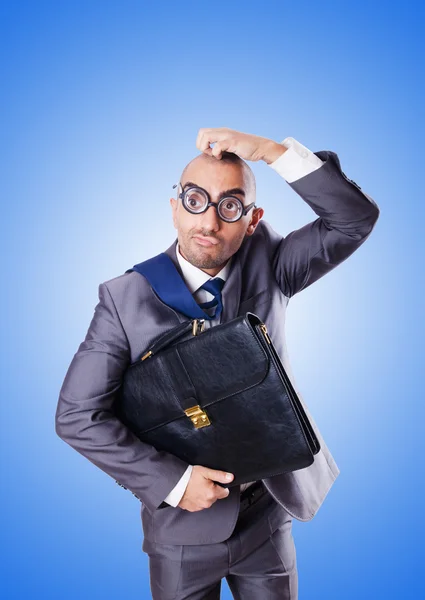 Homem de negócios nerd engraçado contra o gradiente — Fotografia de Stock