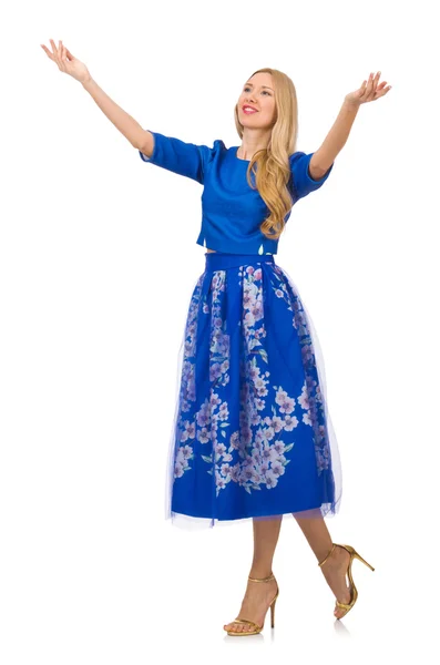 Femme en robe bleue avec des imprimés de fleurs — Photo