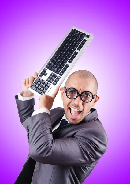 Nerd-Geschäftsmann mit Computertastatur gegen Gefälle — Stockfoto