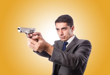 işadamı geçişin karşı silahla 