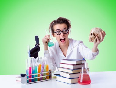 gek vrouwelijke scheikundige in lab