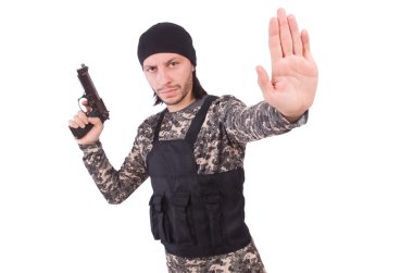 Elinde silah üzerinde beyaz izole askeri üniformalı genç adam