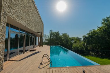 Sonsuzluk havuzu parlak yaz gününde