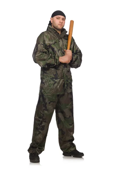 Mladý muž v uniformě vojáka drží klacek izolovaných na bílém — Stock fotografie