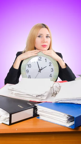 Frau unter Stress vor zu viel Arbeit — Stockfoto