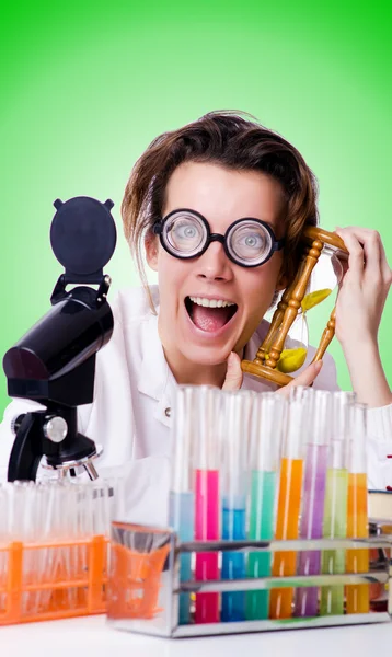 Mulher louca química no laboratório — Fotografia de Stock