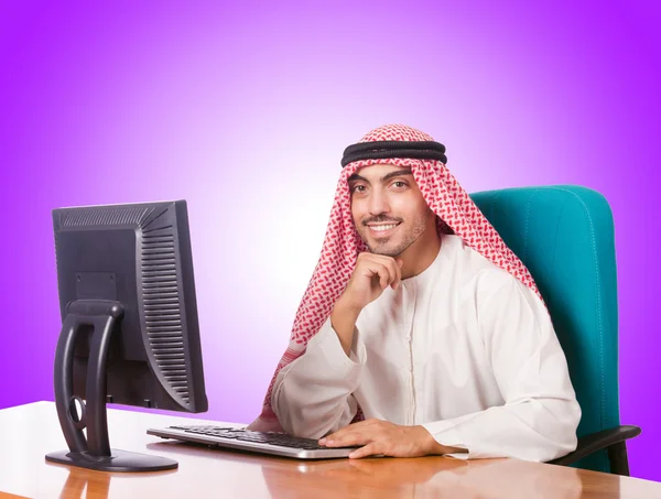 Арабский бизнесмен, работающий на компьютере — стоковое фото