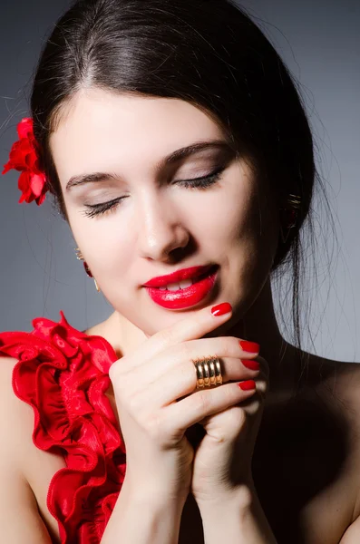 Retrato de mujer sobre fondo oscuro —  Fotos de Stock