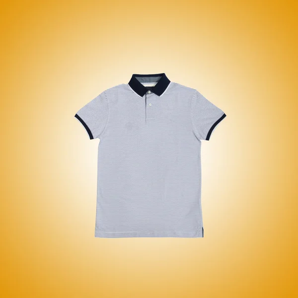 T-shirt masculina contra o gradiente — Fotografia de Stock