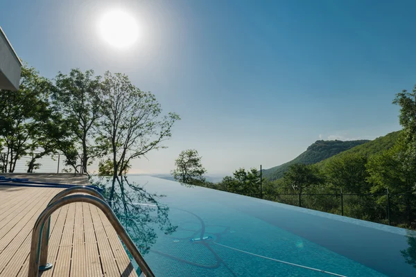 Piscina infinita en el brillante día de verano —  Fotos de Stock