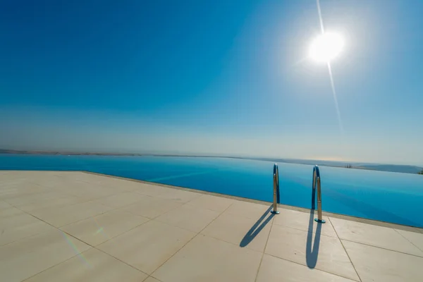 Piscina infinita no dia de verão brilhante — Fotografia de Stock