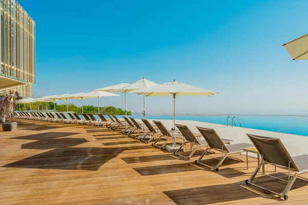 Piscina infinita no dia de verão brilhante — Fotografia de Stock