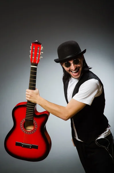 Hombre usando gafas de sol y tocando la guitarra — Foto de Stock