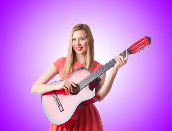Mujer tocando guitarra —  Fotos de Stock