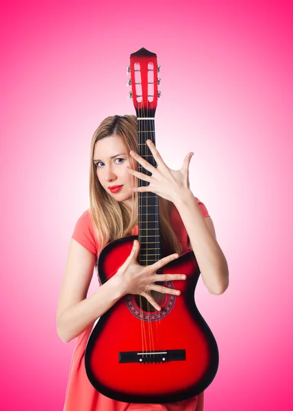 Guitarra femenina — Foto de Stock